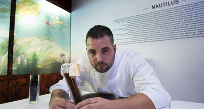Mauro Barreiro con una botella de ‘garum’.