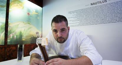 Mauro Barreiro con una botella de &lsquo;garum&rsquo;.