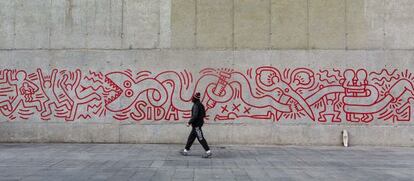 Fragmento de la réplica del mural de Keith Haring inaugurado ayer, junto al Macba.