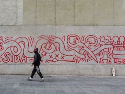 Fragmento de la r&eacute;plica del mural de Keith Haring inaugurado ayer, junto al Macba.