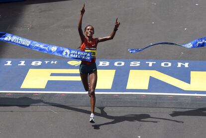 Rita Jeptoo de Kenya ganadora de la 118 edición del maratón de Boston.
