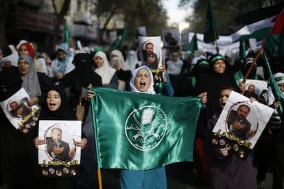 Los manifestantes del Frente de Acción Islámica, llevan imágenes del diputado líder de la Hermandad Musulmana jordana Zaki Bani Rsheid durante una manifestación para mostrar su solidaridad con los palestinos detenidos.