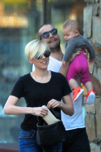 Scarlett Johansson y Romain Dauriac, con su hija Rose Dorothy.