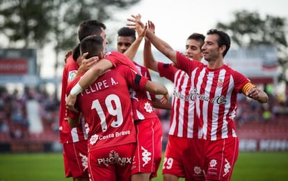 Los jugadores del Girona celebran un gol de Sanchón.