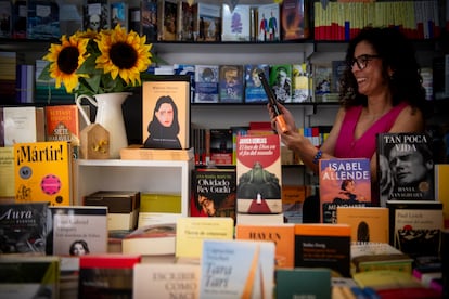 Laura Rodríguez, de la librería Girasol, el 7 de junio de 2025 en la Feria del Libro de Madrid.