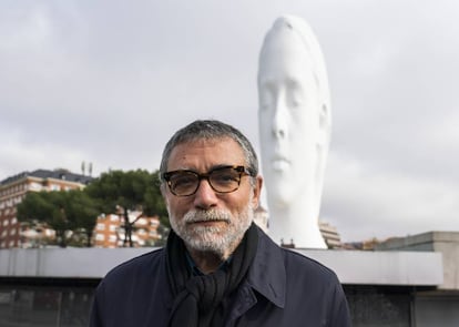Jaume Plensa en 2018 frente a la escultura de Julia en la Plaza de Colón de Madrid. |