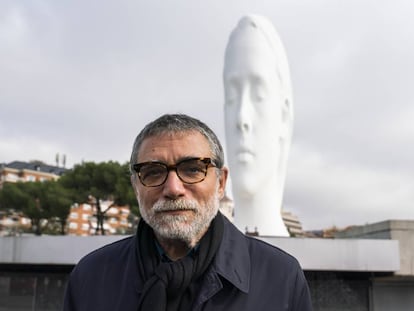 Jaume Plensa en 2018 frente a la escultura de Julia en la Plaza de Colón de Madrid. |