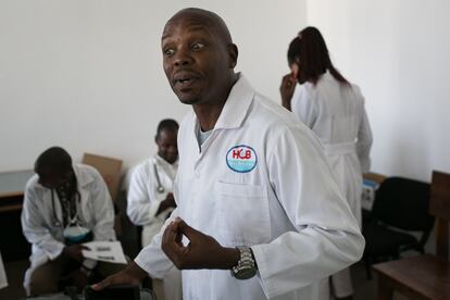 "Ahora tenemos 42 residentes (repartidos en los cuatro años de residencia), 30 en el Hospital Central de Beira y los demás en Maputo porque hay rotaciones que no se pueden hacer en el centro, por ejemplo, los de pediatría no pueden hacer neuropediatría, cardiología pediátrica o cuidado intensivo pediátrico en Beira. Los de Ortopedia no hacen trasplantes de cadera aquí; y los de cirugía no hacen torácica ni vascular", explicaba el doctor Cebola en marzo de 2020. Un año después, están a punto de estrenar zona de neonatología gracias a las obras de mejoras.