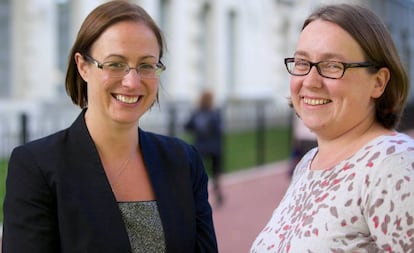 Caroline Pusey (à esq.) e Heather McNaughton, que dividem o comando do departamento pessoal do Ministério de Defesa britânico.