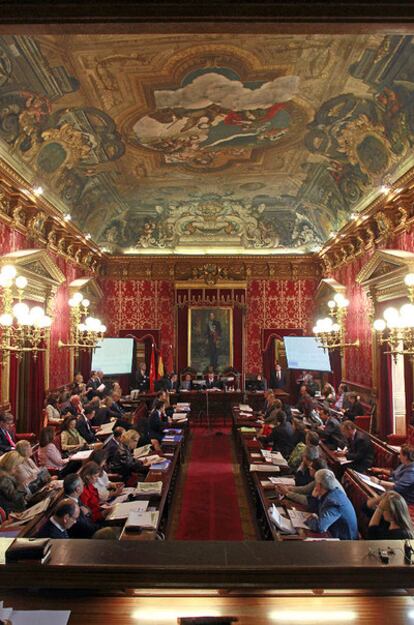 El pleno de ayer en el Ayuntamiento de Madrid en la plaza de la Villa.