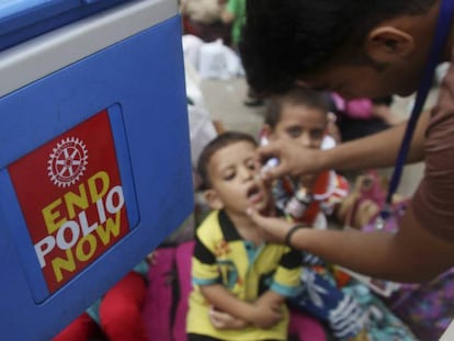 Un trabajador sanitario administra la vacuna de la polio a un ni&ntilde;o, durante la campa&ntilde;a realizada en Karachi (Pakist&aacute;n). 
 