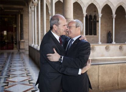 El vicepresidente Manuel Chaves y el presidente catalán, José Montilla, en el Palau de la Generalitat de Cataluña.