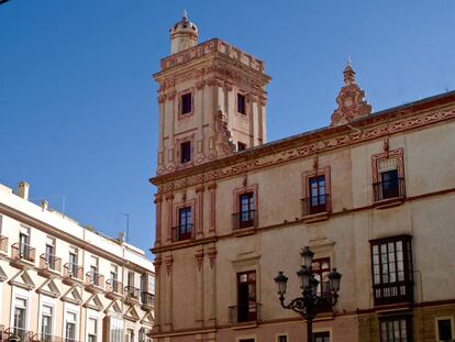 Fachada del hotel Casa de las Cuatro Torres, en Cádiz.