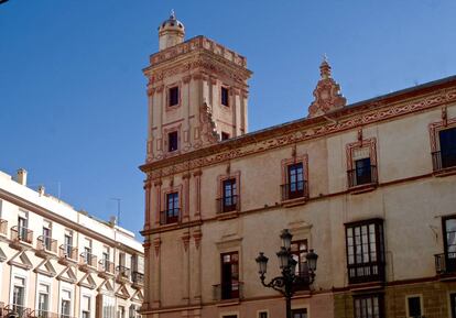 Fachada del hotel Casa de las Cuatro Torres, en Cádiz.
