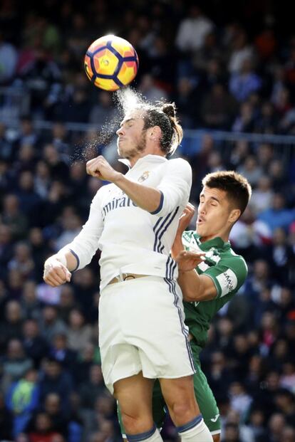 Gareth Bale golpea el balón de cabeza.