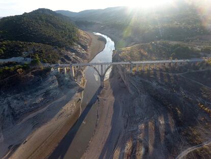 Estado actual del embalse de Entrepeñas a la altura del viaducto que une las localidades de Durón y Chillarón del Rey, en Guadalajara.