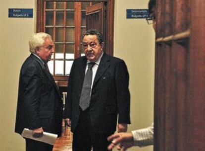 Baltar, a la derecha, ayer a la puerta de los juzgados de Ourense con su abogado.