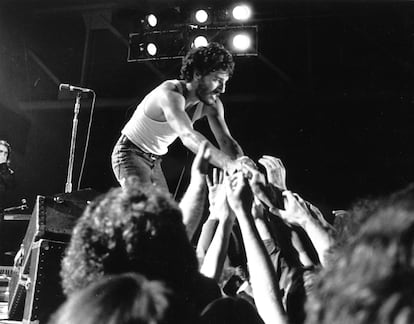 Bruce Springsteen saluta il pubblico durante un concerto del 1975.