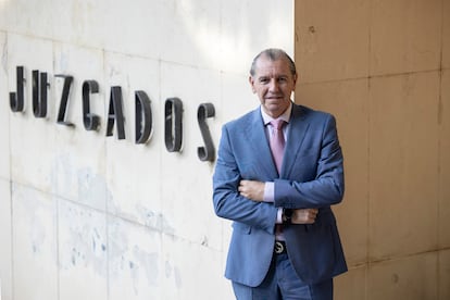 Carlos Tejada, fiscal especial antidroga de Marbella (Málaga), el pasado octubre en el edificio donde tiene su sede la Fiscalía