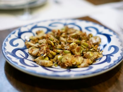 Plato de alcachofas fritas, una de las especialidades de la Taberna El Pájaro, en Baeza (Jaén)