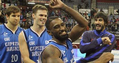 Los jugadores del Gipuzkoa Basket celebran este sábado su primera victoria de la temporada ante el Morabanc Andorra.