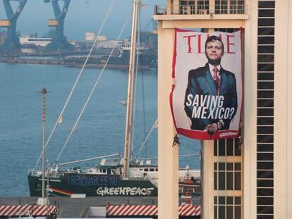 Los activistas de Greenpeace en la Torre de Pemex, el pasado 1 de marzo.