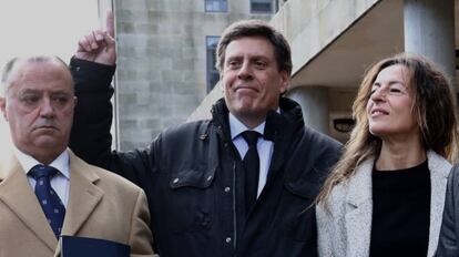 Juan Carlos Quer (c), father of Diana Quer, after hearing the verdict.