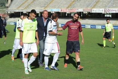 Los jugadores del Nocerina abandonan el campo