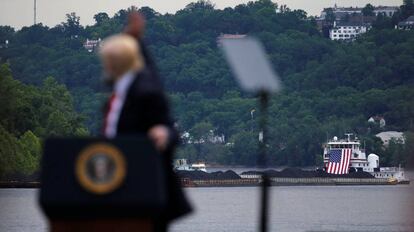 El presidente Donald Trump saluda a una barcaza en el río Ohio