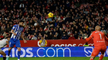 Duarte marca el gol del triunfo del Alavés ante el Sevilla.