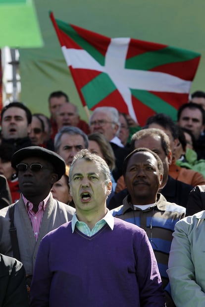 Iñigo Urkullu canta el himno del PNV durante el Alderdi Eguna (Día del Partido), celebrado ayer en las campas de Foronda, en las afueras de Vitoria.