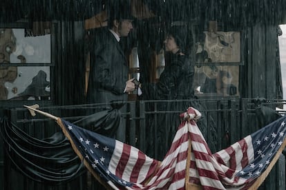 Tobias Menzies y Lili Taylor interpretan a Edwin Stanton y Mary Todd Lincoln en 'Manhunt: la caza del asesino'.