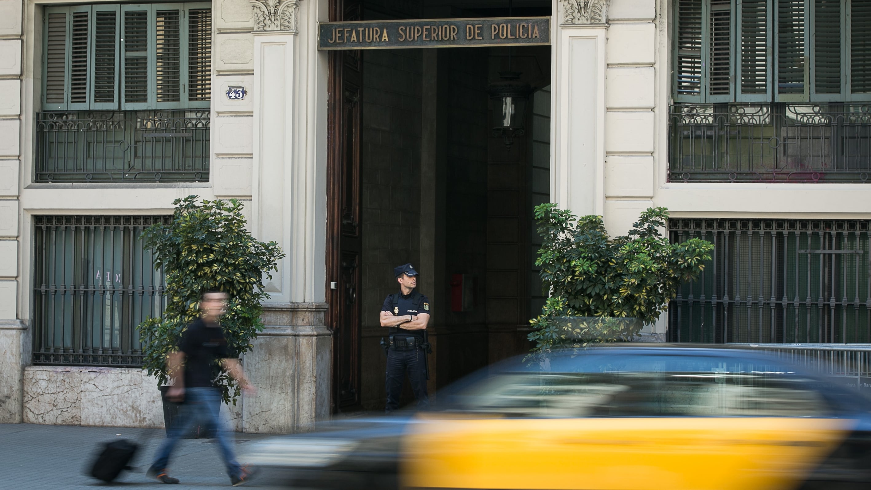 Un agente hace guardia en la puerta de la Jefatura Superior de Policía, en la Via Laietana. Barcelona. 