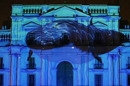 Fotografía de una proyección de luces en el Palacio de la Moneda durante la Hora del Planeta en Santiago de Chile (Chile).