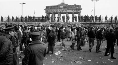 Soldados subidos al Muro a la altura de la Puerta de Brandenburgo. 