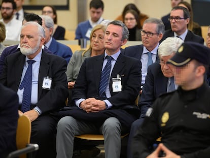 En primera fila, desde la izquierda, Juan Cotino, antiguo vicepresidente de la Generalitat Valenciana; Pedro García, ex director general de Radiotelevisión Valenciana; y Jose Ramón Blanco Balín, supuesto cerebro financiero de la trama, en el juicio por la vista del Papa.