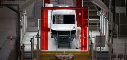 Línea de producción de furgonetas Volkswagen abierta hace poco en Polonia.