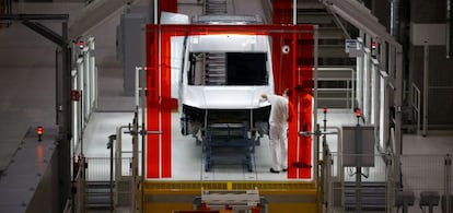 L&iacute;nea de producci&oacute;n de furgonetas Volkswagen abierta hace poco en Polonia.