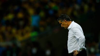 El entrenador Bauza, abatido en medio del partido.