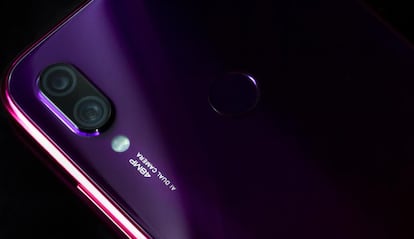 Trasera de un teléfono de Xioami de color morado