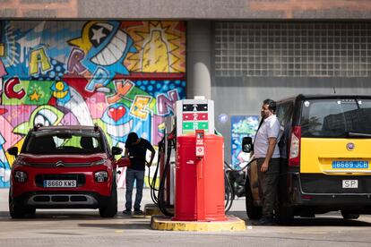 Un hombre repone gasolina en una gasolinera de la Calle Pallars de Barcelona.