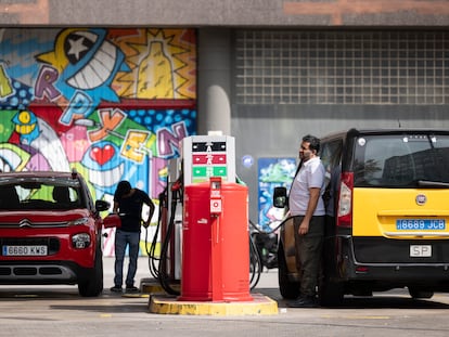 Un hombre repone gasolina en una gasolinera de la Calle Pallars de Barcelona.