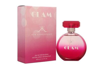 Glam – “Una fragancia cautivadora que inspira confianza, fuerza y, por supuesto, glamour”, era la descripción del primer perfume comercializado bajo la marca Kim Kardashian, que bien podría confundirse con uno de Paris Hilton de principios de este siglo. A pesar de que las ventas no acompañaron, la empresaria aprendió de sus errores y siguió empeñada en hacerse un hueco en el sector. Hoy cuenta con toda una línea de fragancias en el mercado y, en 2017, el lanzamiento de tres de ellas la llevó a facturar diez millones de dólares en un solo día, según TMZ.