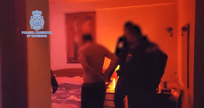 Detención de un miembro de una red criminal dedicada al tráfico de drogas y explotación sexual de ciudadanas chinas, en una captura del vídeo difundido por la Policía Nacional.