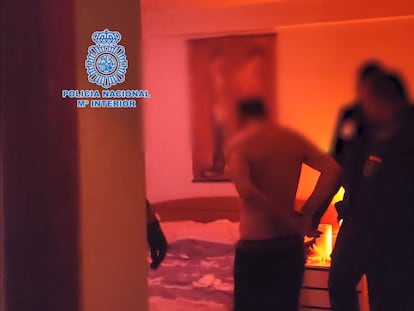 Detención de un miembro de una red criminal dedicada al tráfico de drogas y explotación sexual de ciudadanas chinas, en una captura del vídeo difundido por la Policía Nacional.