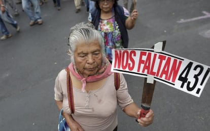 Manifestante en Ciudad de México por la desaparición de los estudiantes