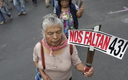 Manifestante en Ciudad de M&eacute;xico por la desaparici&oacute;n de los estudiantes 