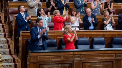 El presidente del Gobierno, Pedro Sánchez, y la vicepresidenta segunda y ministra de Trabajo y Economía Social, Yolanda Díaz, aplauden tras aprobarse el proyecto de ley de Memoria Democrática tras el final del XXVI Debate del Estado de la Nación.