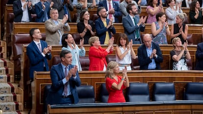 El presidente del Gobierno, Pedro Sánchez, y la vicepresidenta segunda y ministra de Trabajo y Economía Social, Yolanda Díaz, aplauden tras aprobarse el proyecto de ley de Memoria Democrática tras el final del XXVI Debate del Estado de la Nación.