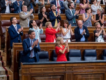 El presidente del Gobierno, Pedro Sánchez, y la vicepresidenta segunda y ministra de Trabajo y Economía Social, Yolanda Díaz, aplauden tras aprobarse el proyecto de ley de Memoria Democrática tras el final del XXVI Debate del Estado de la Nación.